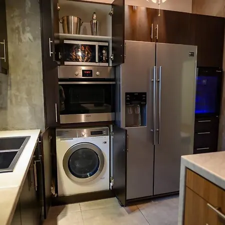 Metropolitan Prestigious 2 Bedroom Luxury Apartment *